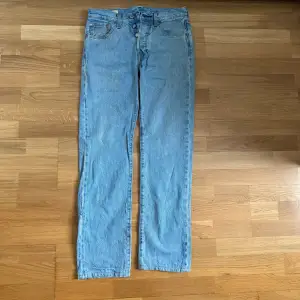 Dessa ljus blåa levi’s jeans säljer ja på grund av att de inte passar längre. Inga andra fel på byxorna, 9/10 skick