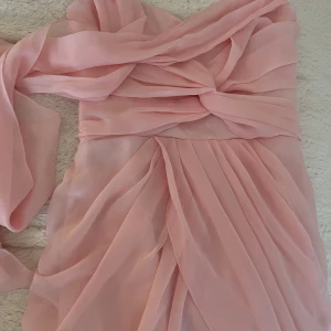 Klänning med knytdetaljer - Supersöt finklänning gröne n gammal ginatricot kollektion! Inga defekter vad jag ser.  