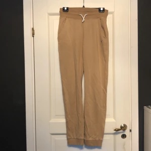 Mjukisbyxor  - Det står att de är i storlek 170 men sitter som en Xs bekväma endast använda en gång 