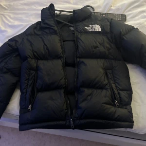 North face neptune 1996 retro jacka  - Storlek L i junior storlek , inga defekter som ny köpt på north face officiella hemsida för runt 3000 kronor  pris kan diskuteras möts upp i Gävle annars postar den
