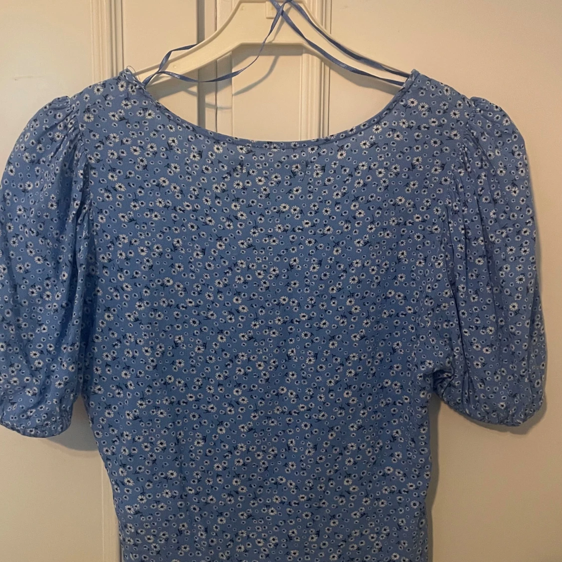 Blå blommig topp från BikBok - 90