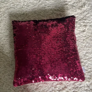 Glitter kudde som man kan ändra färg på - Detta är en glitter kudde som man kan dra på så det ändras antingen till ljus rosa eller mörkrosa, den är ,42cm år båda hållen. Säljer den för 20kr +frakt