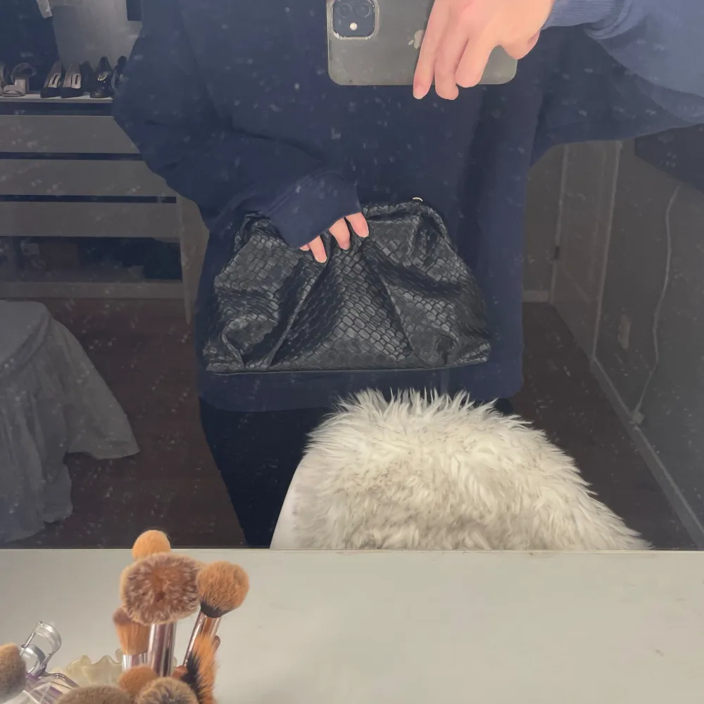 Så fin clutch perfekta väskan till utgångar eller middagar eller bara allmänt till vardags. Får plats med mycket! . Laukut & Käsilaukut.