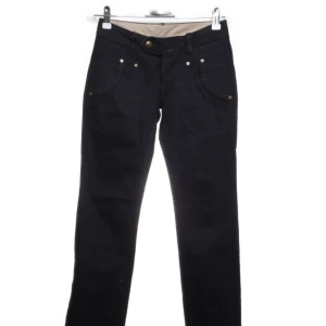 Lågmidjade jeans - Snygga svarta jeans från Replay, dom är raka i benen och Lågmidjade . Köpte dom på Sellpy men dom passade inte mig så säljer därför dom. Jeansen är i väldigt bra skick och priset kan diskuteras. Bara att skriva vid frågor.