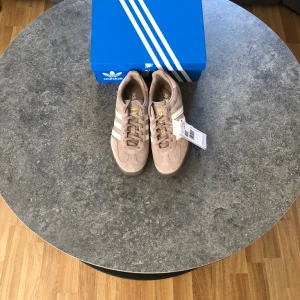 Adidas gazelle - Säljer dessa bruna och rosa adidas gazelle i storlek 39 1/3. Det är helt nya och kommer med box. Skriv till mig vid eventuella frågor‼️