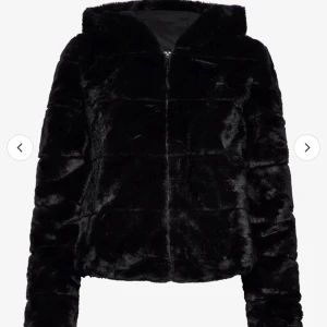 Pälsjacka  - jättefin pälsjacka ifrån only, perfekt till hösten och vintern 