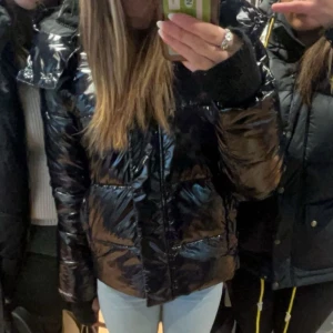 Calvin klein vinter jacka - En Calvin klein vinter jacka. Bra jacka, använda bara förra vintern, inga skador. Om ni har frågar svarar jag snabbt på meddelande 😊