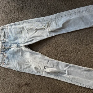 vintage levis 505 - ljusblå levis jeans köpta på marknad. knappt använda pga av för stor storlek 