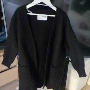 Svart kofta - Super fin kofta som jag inte längre använder! Bra skick!🥰