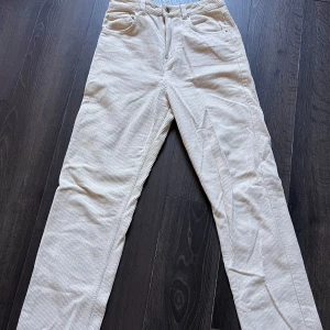 Manchester byxa - Beige/gräddvit Manchester byxa från Gina Tricot