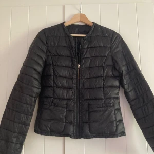 Jacka - Säljer denna superfina jackan som passar perfekt till våren eller hösten. Vet inte vart den är köpt ifrån och det finns inte heller någon storlek. Men skulle gissa på xxs/xs 💞