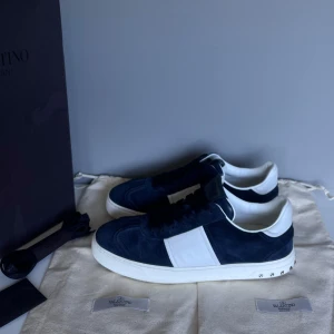 Valentino flycrew  - Säljer ett par snygga flycrews i storlek 40, cond 9/10 lite heeldrag annars perfekt skick! Kommer med all OG!