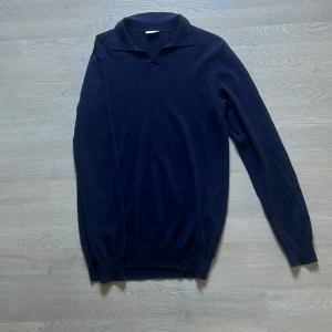 John Henric tröja - Säljer nu min as feta John Henric tröja då den blivit för liten. Skick får man avgöra själv! Pris diskuter bart vid snabb affär.