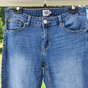 Blå jeans - Ett par blå jeans från Lager157. Storlek L och sanna i storleken 🤍  Använda max 3 gånger 💘  Innerbenslängd: 78 cm Midja: 84 cm
