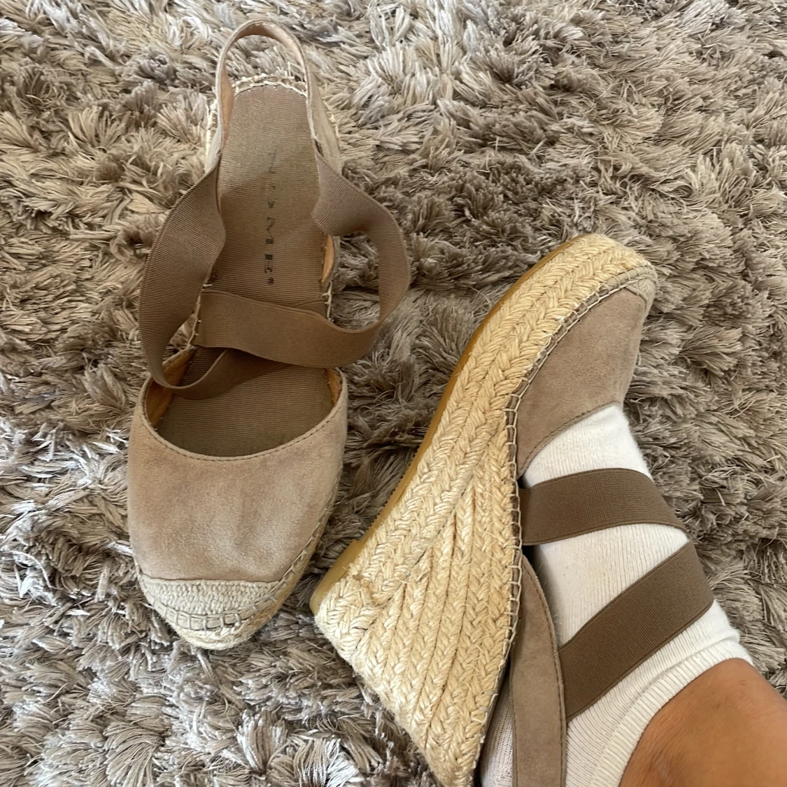 Beige kilklackssandaler i mocka