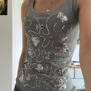 Grå/blå linne med paljetter  - Fint grå/blå linne med fjärilmönster av paljetter. Köpt secondhand så vet inte märke eller storlek men passar ungefär som en S💕