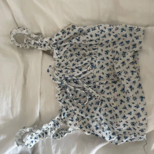 Blommigt linne - Ett sött blommigt linne, passar till allt och är väldigt stretchig☺️