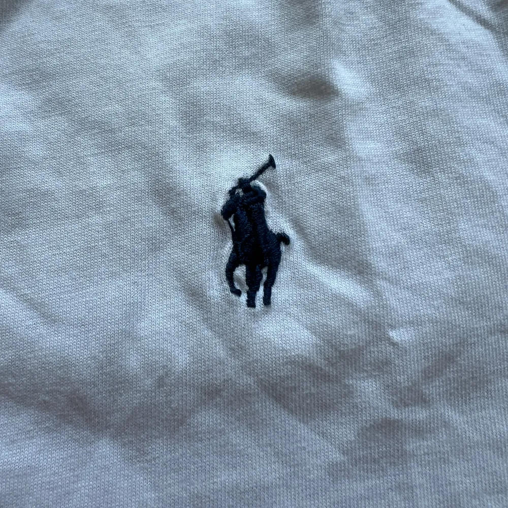 Säljer en vit t-shirt från Polo Ralph Lauren! Skick 9/10 Nypris 1100kr. Storlek M men passar även S. Perfekt för en avslappnad och stilren look. Autentikerad med qr-kod (se bild). Priset är ej hugget i sten! . T-shirts.