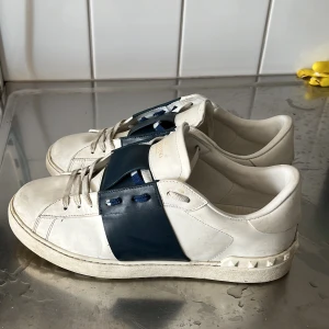 Valentino opens storlek 43 - Säljer dessa snygga,stilrena valentino opens som är sparsamt använda. Säljer pga för små för mig. 