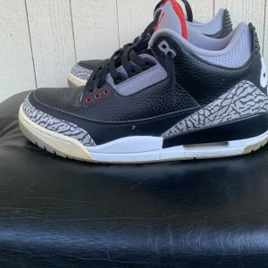 Köp denna produkt  - Jordan 3 black cement använda ett par gånger annars är de i ett väldigt bra skikt pris kan även diskuteras.