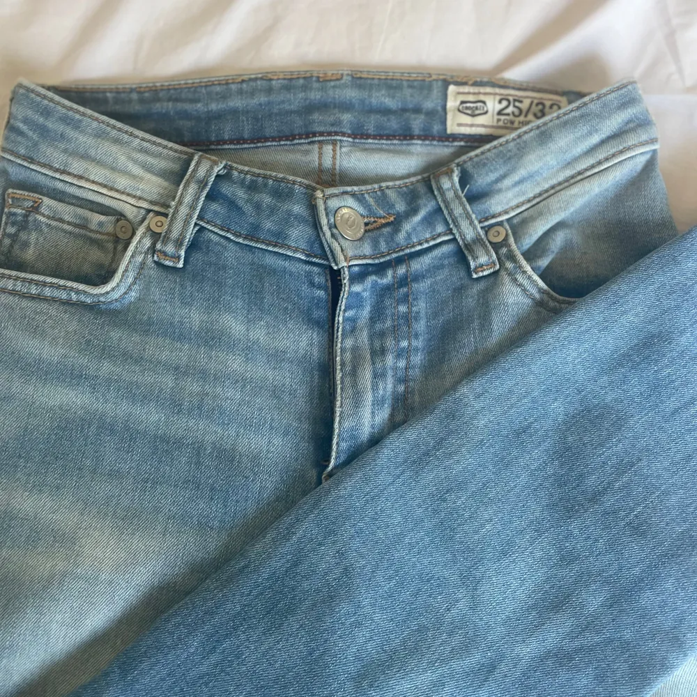 äljer ett par ljusblå skinny jeans från Crocker i modellen ”Pow High” och storlek 25/32. Säljs pga att de inte används men köpt secondhand & därav finns det små färgfläckar men det är inget man märker av. Perfekta för både vardag och fest! 🦋. Farkut & Housut.