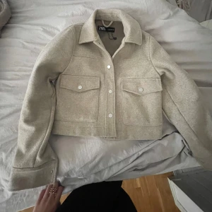 Beige Kort kappa 🤎 - En fin kort kappa/jacka från zara i beige med silvriga knappar och fickor!  Superbra skicka då den endast användas fåtal gånger 🙌🏼