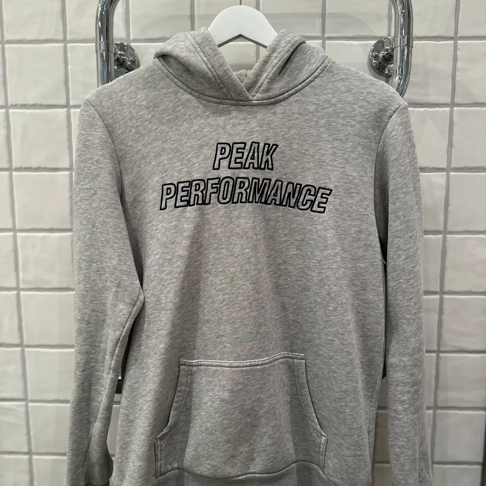 Peak Performance hoodie i storlek 170 Jättefräscht skick som ny 9/10 Använd få gånger. Hoodies.