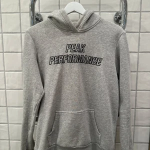 Peak Performance hoodie  - Peak Performance hoodie i storlek 170 Jättefräscht skick som ny 9/10 Använd få gånger