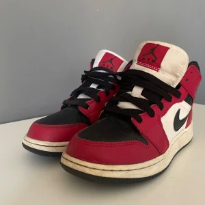 Jordans - Mycket fina skor i svart, vit och röd färg säljer pga att jag inte anståndet längre. Mycket bra skick