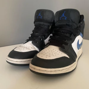 Jordans - Mycket fina Jordans i en väldigt fin färg. Säljer pga att jag inte ansväller längre 