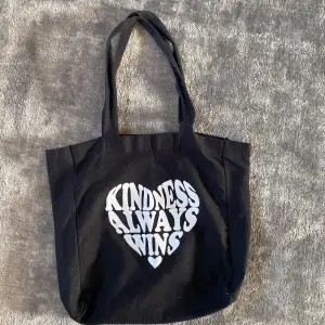 Säljer en jättesöt tygpåse från Lindex med texten ”kindness always wins ” på. Tjockt och bra material. Tygpåsen har en liten ficka som går att stänga.