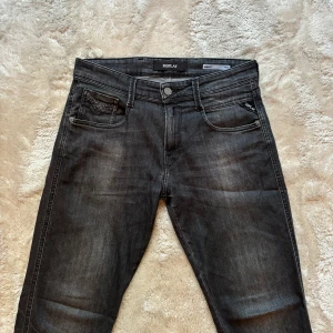 Replay Anbass Jeans - Replay Anbass Jeans. Skick 10/10, inga defekter. Storlek 29/32 men passar större enkelt. 
