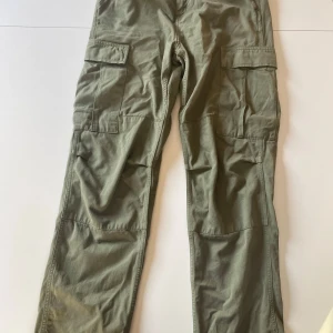 Carhartt Cargo Byxor - Gröna Cargo Byxor från Carhartt köpt på Junkyard. Dem är i bra skick och passar det mesta.