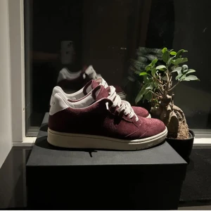 Polo Ralph lauren skor mocka🎈🎈 - Säljer nu dessa vinröda mocka polo skor i strlk 41-42. De är i bra skick men lite använda! Kan posta eller mötas upp i Sthlm, hör av er vid frågor! Pris går även att diskutera vid snabb affär