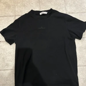 Stone island t-Shirt  - Säljer nu denna riktigt feta och eftertraktade t-shirten! Den är sparmsamt använd, cond: 10/10. Den har en snygg passform och passar till alla klädstilar! Har du frågor är det bara att höra av dig ;)
