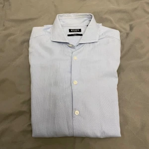 Tiger of Sweden skjorta - Säljer en snygg och stilig skjorta från Tiger of Sweden. Skjortan är använd 1 gång och är i nyskick! 10/10 skick! Storlek M/40, passar mellan S/M. Nypris: 1000kr, Säljer här för endast 299kr! Kontakta vid minsta intresse!