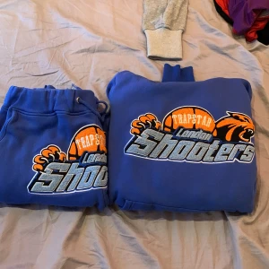 Trapstar tracksuit - Säljer en blå trapstar tracksuit i bra skick, dm vid intresse