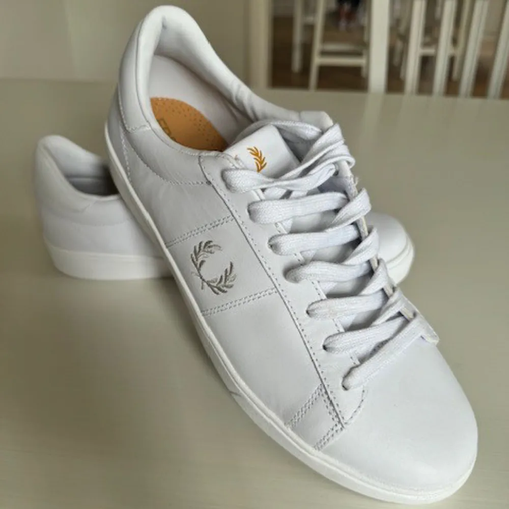 Fred Perry sneakers i storlek 42, nyskick aldrig använda!. Skor.