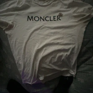 Moncler T-shirt äkta  - Moncler T-shirt från nk