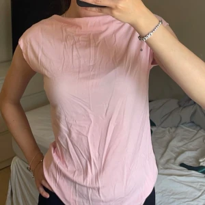 Rosa tröja - Rosa tröja från Lager157. Enbart använd en gång. Nypris 80kr💗