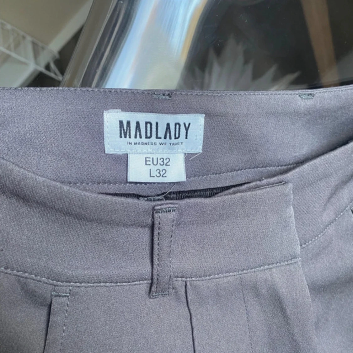 Grå byxor från Madlady