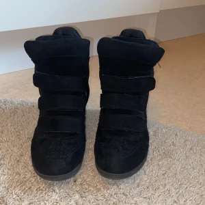 Isabel Marant liknande  - Säljer ett par Isabel Marant liknade sko. Storlek 39 och i bra skick, skriv för mer bilder/frågor!🥰