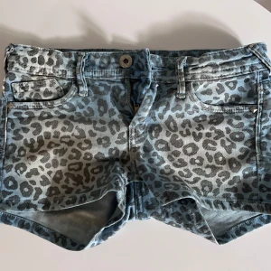Jeansshorts i leopard mönster  - Suuuuper snygga unika leopard shorts från Pepe Jeans. Original pris ca 1500. Dom är i mycket bra skick. Säljer pga för små för mig. Storleken är 12 år men passar även för 32 (jag bär storlek 34 och kan inte stänga dom). 💙🐆