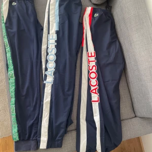 Träningsbyxor  - Bra skick helt oanvänt! Passar ej mig, därav till salu. Byxorna i mitten och längst till höger säljes separat 600kr st eller 1000kr för båda.