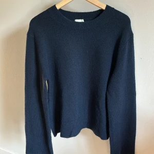 Stickad tröja - Säljer denna så fina stickade tröja från hm i så bra skick💞🥰Slutsåld på hemsidan🤍Köpt här på plick men var lite för stor. Passar dock mindre storlekar fast mer oversized!🤩💕