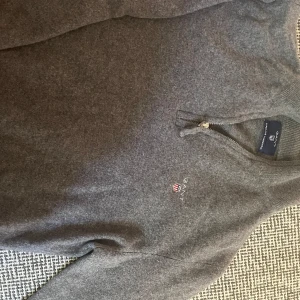 Gant zip hoddie  - Säljer min gant zip tröja då den inte passar, materialet är lammull och tröjan är i väldigt bra skicka då jag nästan aldrig använt den