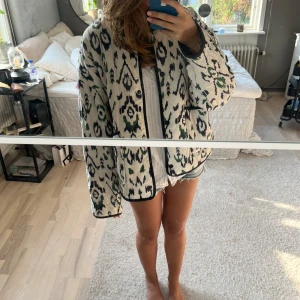 Zara jacka - Säljer denna jacka i ett jätte snyggt mönster från zara. Den är helt oanvänd.