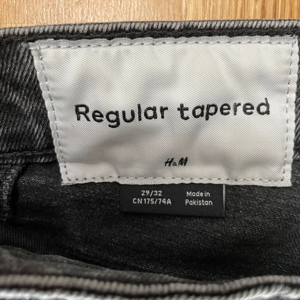 Tjena säljer dessa mörk grå HM jeansen i modellen Regular tapered Strlk 29/32 Väldigt bra skick!. Jeans & Byxor.