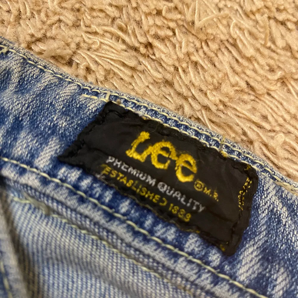 Jätte trendiga jeans från Lee! De är tyvärr för små för mig i midjan därför säljer jag! Skulle säga att storleken passar både M och S🥰 Priset kan diskuteras men tycker nuvarande priset är rimligt. Skriv privat för defekter eller annat💗. Jeans & Byxor.