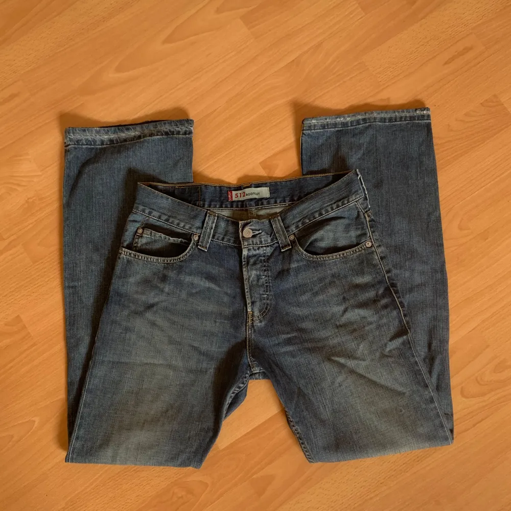 Säljer ett par klassiska blå jeans från Levi's. De är i en snygg bootcut-stil och har en låg midja. Perfekta för en avslappnad look! Jeansen är i bra skick och passar till det mesta💕💕. Jeans & Byxor.